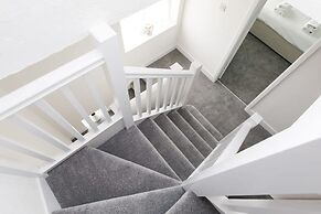 Bright Modern 4 br House 100 Metres From Beach