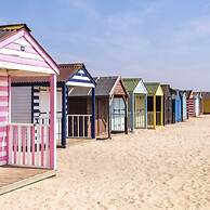 Bright Modern 4 br House 100 Metres From Beach