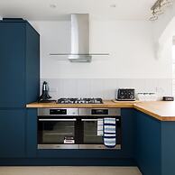 Bright Modern 4 br House 100 Metres From Beach