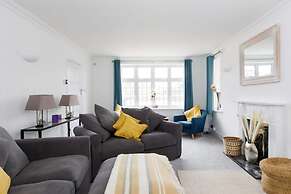 Bright Modern 4 br House 100 Metres From Beach