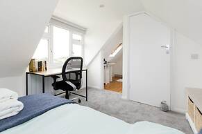 Bright Modern 4 br House 100 Metres From Beach