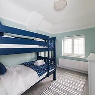 Bright Modern 4 br House 100 Metres From Beach