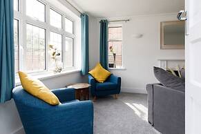 Bright Modern 4 br House 100 Metres From Beach