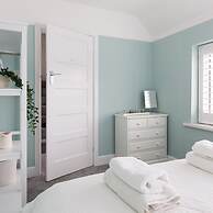 Bright Modern 4 br House 100 Metres From Beach