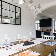 Bright Modern 4 br House 100 Metres From Beach