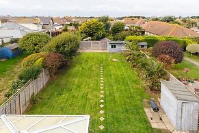 Bright Modern 4 br House 100 Metres From Beach