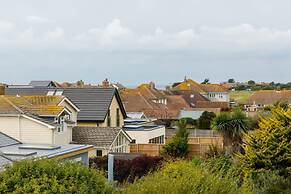 Bright Modern 4 br House 100 Metres From Beach