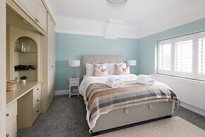 Bright Modern 4 br House 100 Metres From Beach