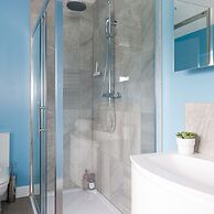 Bright Modern 4 br House 100 Metres From Beach