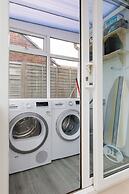 Bright Modern 4 br House 100 Metres From Beach