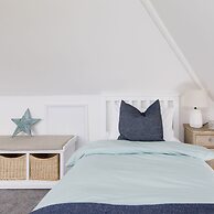 Bright Modern 4 br House 100 Metres From Beach