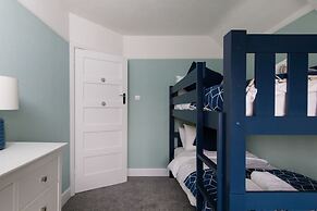 Bright Modern 4 br House 100 Metres From Beach