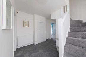 Bright Modern 4 br House 100 Metres From Beach