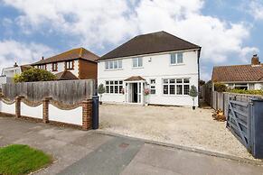 Bright Modern 4 br House 100 Metres From Beach