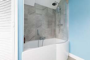 Bright Modern 4 br House 100 Metres From Beach