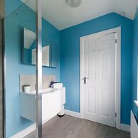 Bright Modern 4 br House 100 Metres From Beach