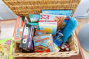 Bright Modern 4 br House 100 Metres From Beach