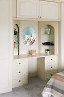 Bright Modern 4 br House 100 Metres From Beach