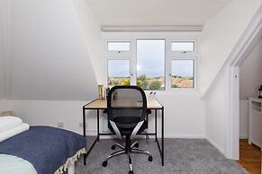 Bright Modern 4 br House 100 Metres From Beach