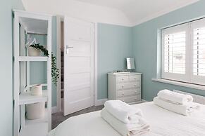 Bright Modern 4 br House 100 Metres From Beach