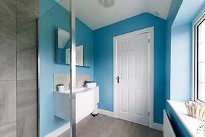 Bright Modern 4 br House 100 Metres From Beach