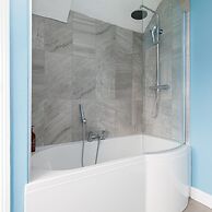 Bright Modern 4 br House 100 Metres From Beach