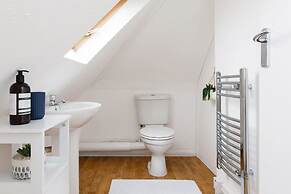 Bright Modern 4 br House 100 Metres From Beach