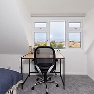 Bright Modern 4 br House 100 Metres From Beach