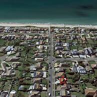 Bright Modern 4 br House 100 Metres From Beach