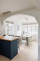 Bright Modern 4 br House 100 Metres From Beach