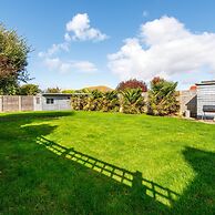 Bright Modern 4 br House 100 Metres From Beach