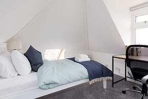 Bright Modern 4 br House 100 Metres From Beach