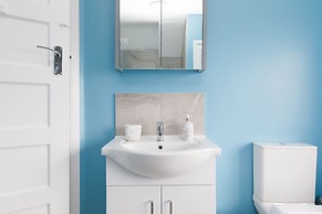 Bright Modern 4 br House 100 Metres From Beach