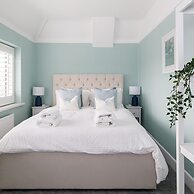 Bright Modern 4 br House 100 Metres From Beach