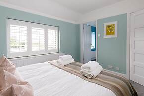 Bright Modern 4 br House 100 Metres From Beach