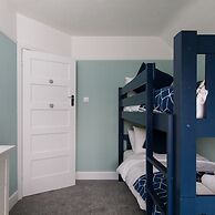 Bright Modern 4 br House 100 Metres From Beach