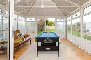 Bright Modern 4 br House 100 Metres From Beach