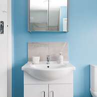 Bright Modern 4 br House 100 Metres From Beach