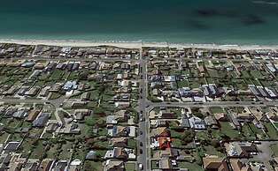 Bright Modern 4 br House 100 Metres From Beach