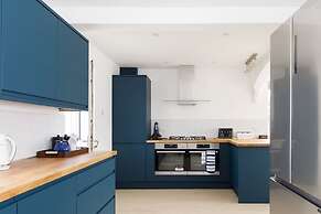 Bright Modern 4 br House 100 Metres From Beach