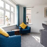 Bright Modern 4 br House 100 Metres From Beach