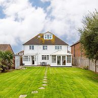 Bright Modern 4 br House 100 Metres From Beach