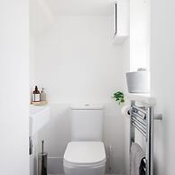 Bright Modern 4 br House 100 Metres From Beach