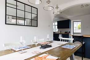 Bright Modern 4 br House 100 Metres From Beach