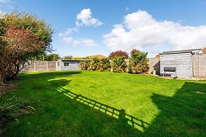 Bright Modern 4 br House 100 Metres From Beach