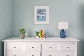 Bright Modern 4 br House 100 Metres From Beach