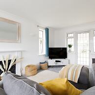 Bright Modern 4 br House 100 Metres From Beach