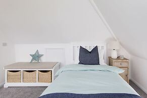 Bright Modern 4 br House 100 Metres From Beach