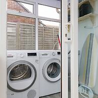 Bright Modern 4 br House 100 Metres From Beach