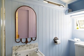 The Showman s Carriage King Bed Close to Beach